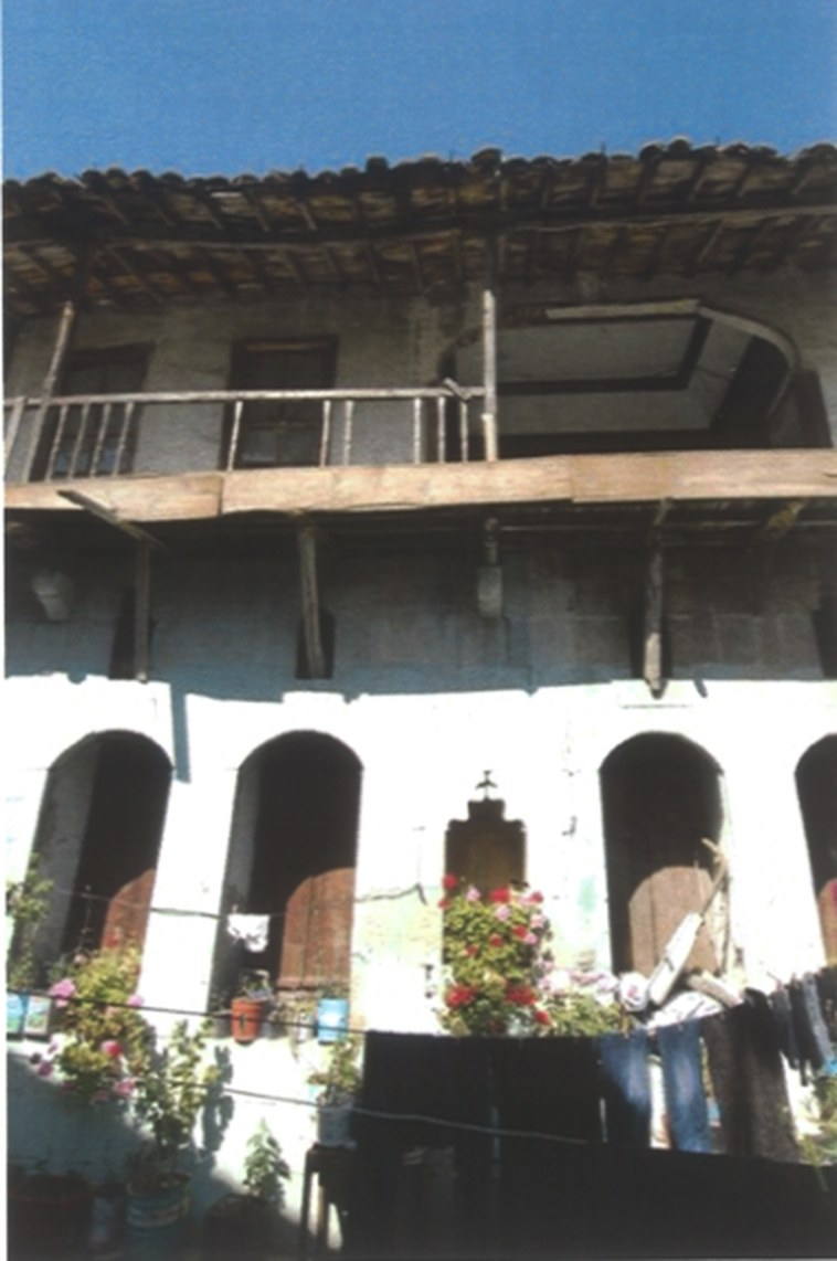 Yıkımdan önceki avlu cephesi — arşiv fotoğrafı