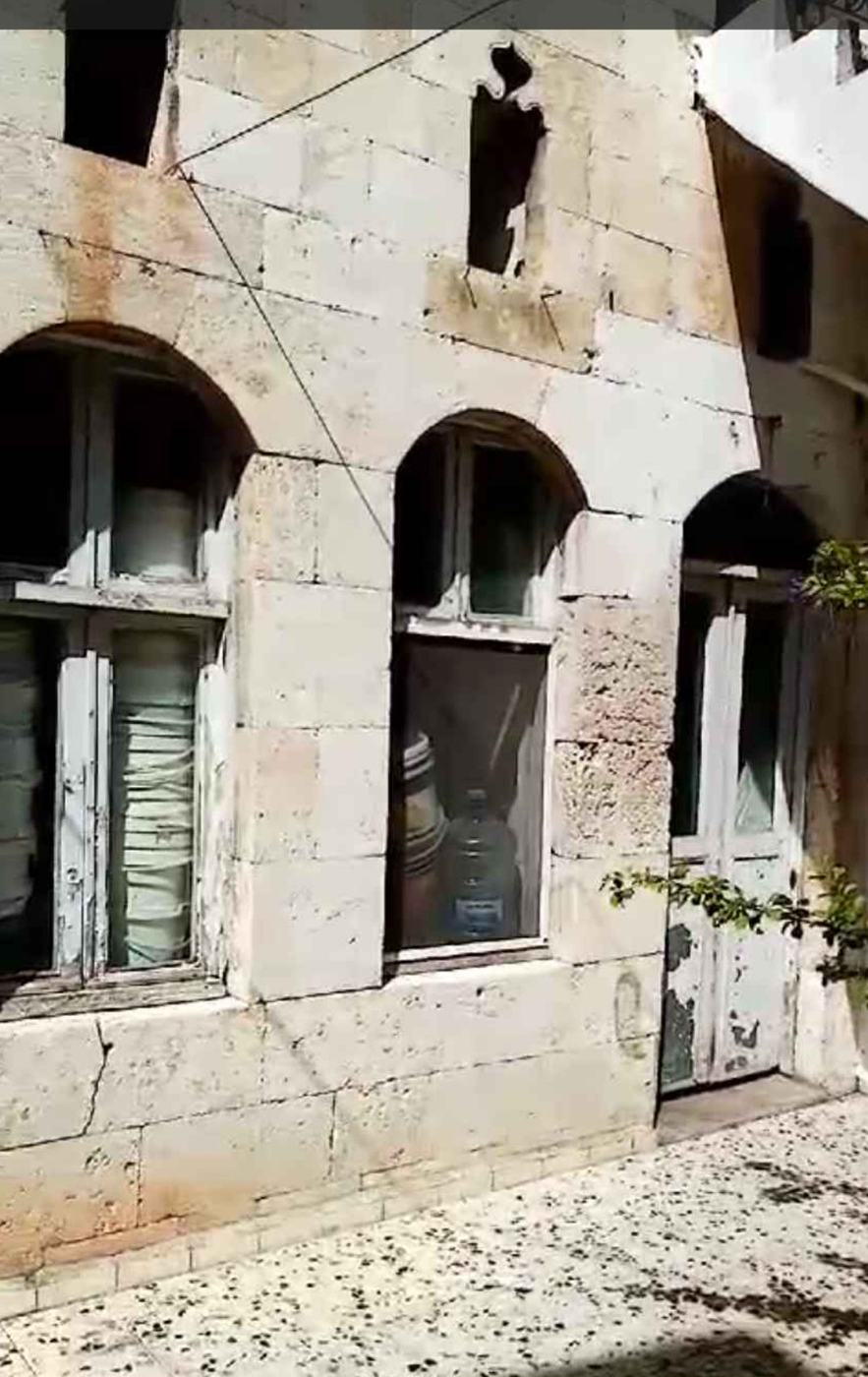 Avluya bakan kemerli cephe — deprem sonrası