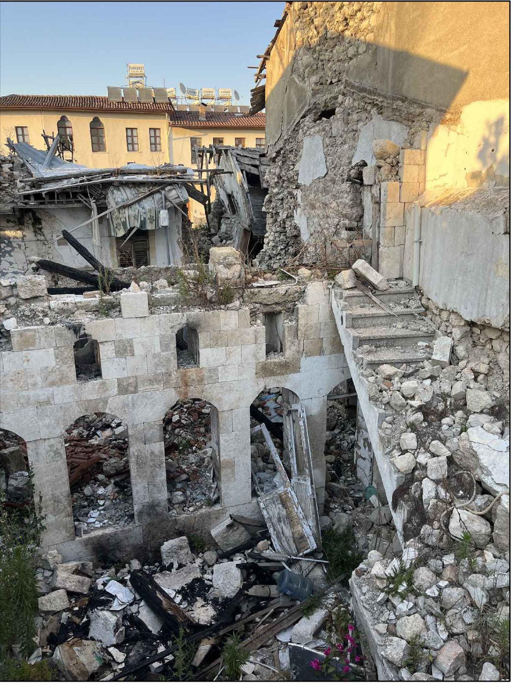 Çöken üst kat ve çatı örtüsü