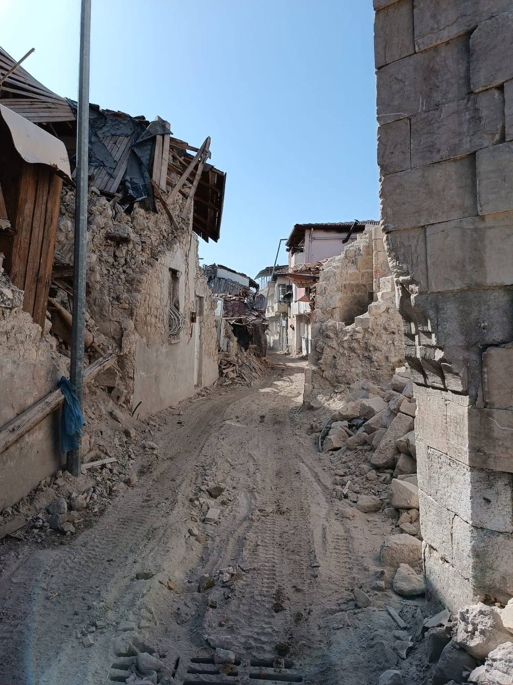 Yıkım sonrası mevcut durum — enkaz kaldırma çalışması