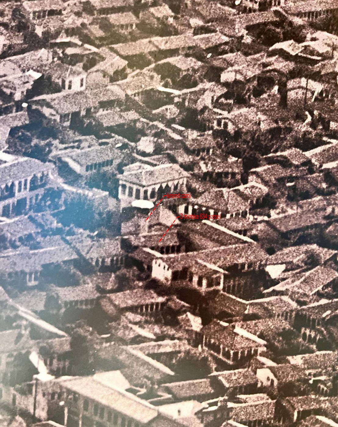Tarihi hava fotoğrafında yapı adası ve çatı düzeni