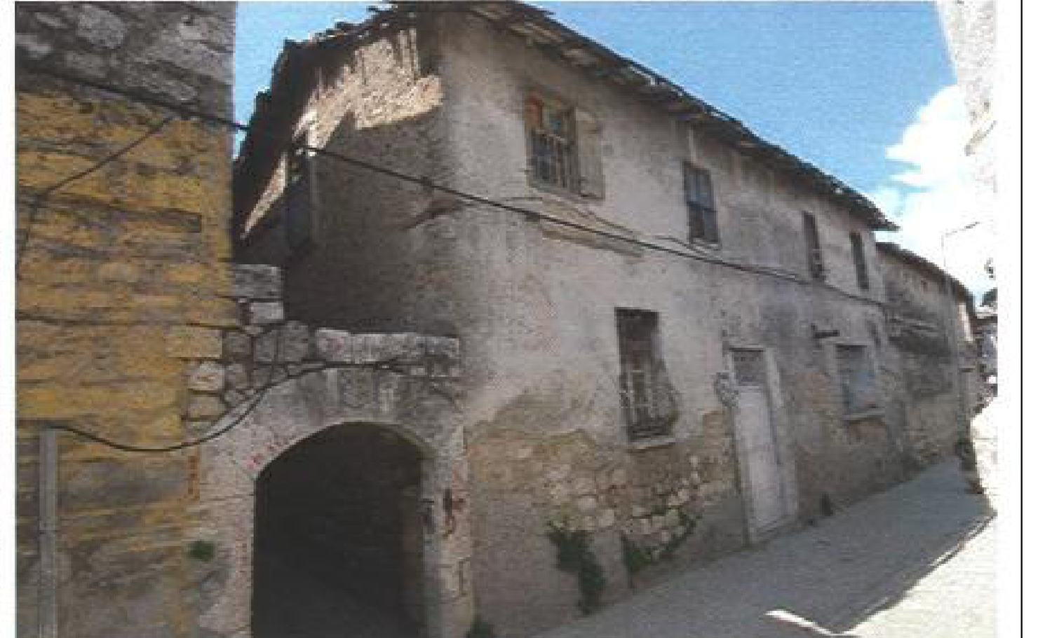 Oğuzlar Caddesi cephesi ve kemerli avlu girişi — deprem öncesi