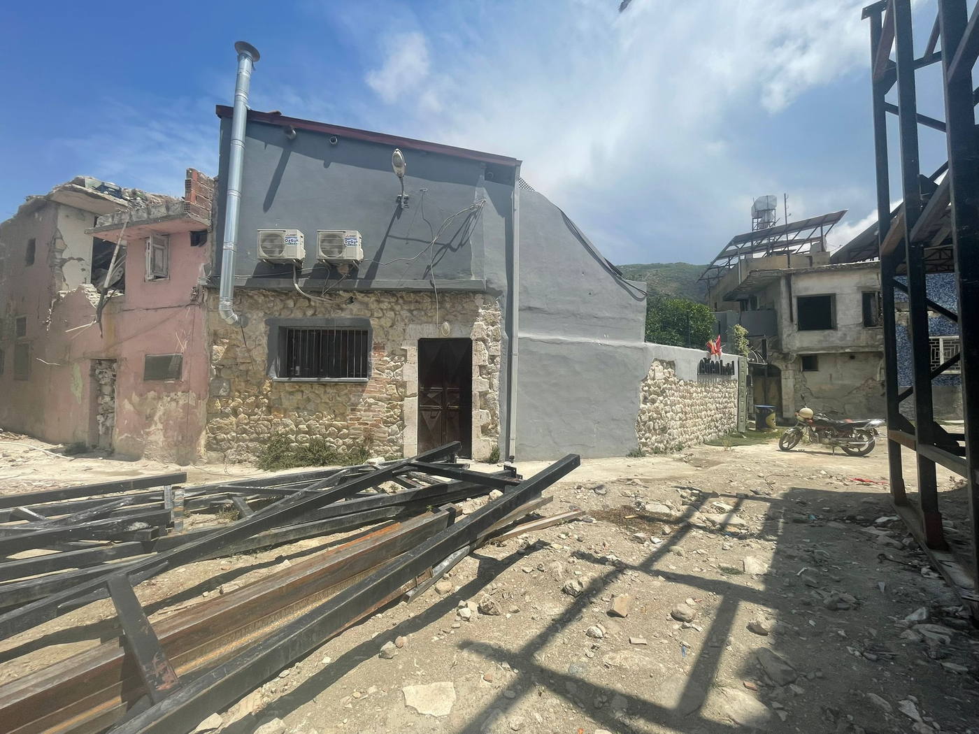 Yapının yakın çevresi ve deprem sonrası sokak dokusu