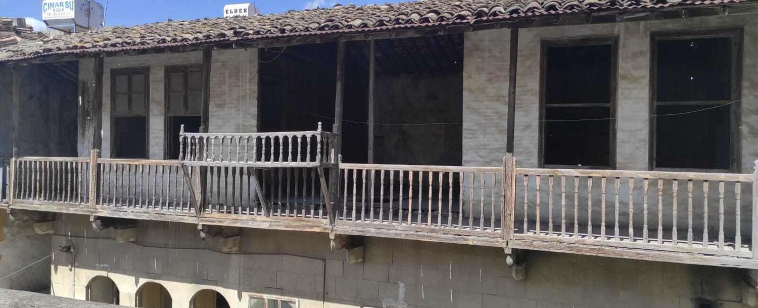 Ahşap korkuluklu üst kat galerisi ve alaturka kiremit çatı